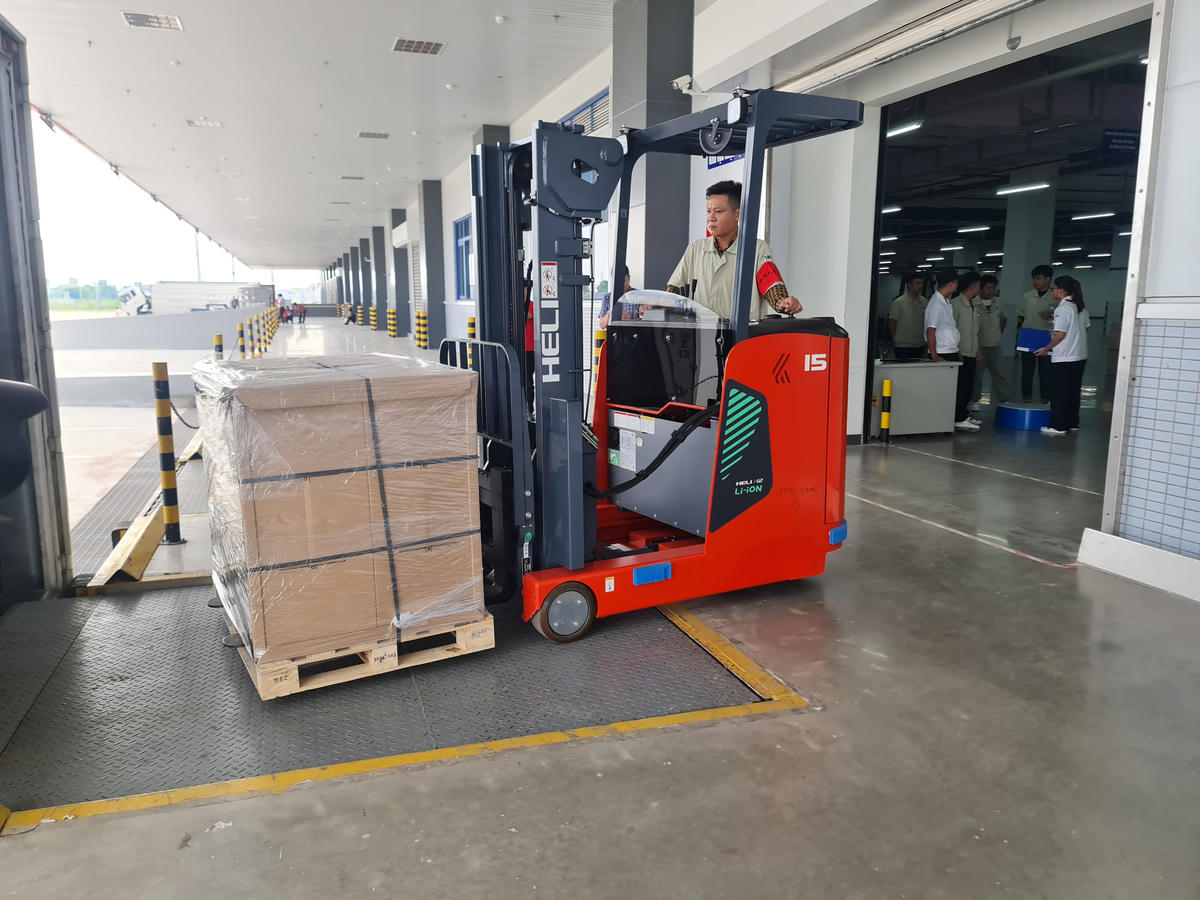Nhà máy sản xuất máy tính của Tập đoàn Quanta trong KCN Mỹ Thuận (phường Thiên Trường, tỉnh Ninh Bình) trong ngày xuất xưởng lô sản phẩm đầu tiên. Ảnh: Nam Dương