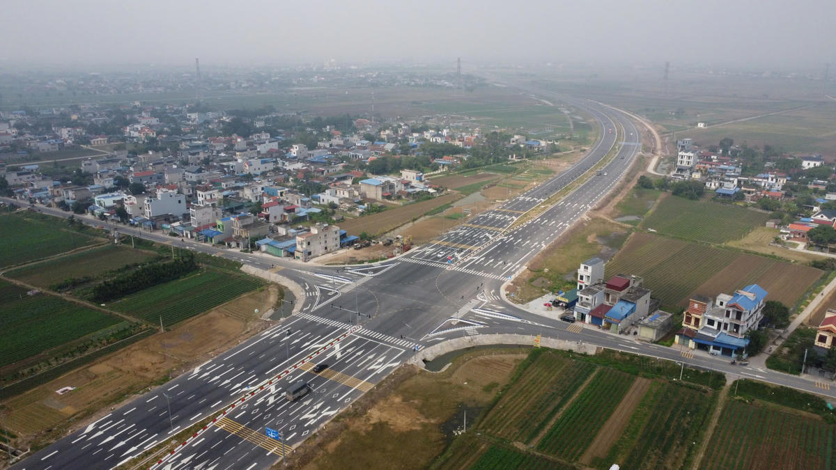 Tuyến đường bộ mới Nam Định - Lạc Quần - Đường ven biển đã hoàn thành thi công, đang phát huy hiệu quả khai thác. Ảnh: Duy Hưng.