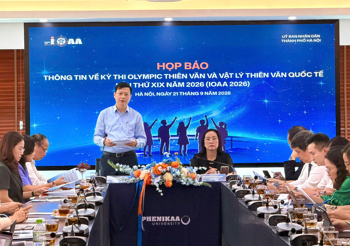 Giám đốc Sở GDĐT Hà Nội Nguyễn Văn Hiền, Phó Trưởng ban Thường trực Ban tổ chức IOAA 2026 thông tin tại họp báo.