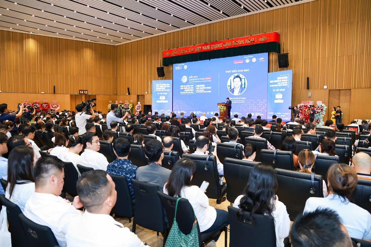 Diễn đàn do Liên đoàn Thương mại và Công nghiệp Việt Nam (VCCI) và UBND TP Hải Phòng chỉ đạo; Tạp chí Diễn đàn Doanh nghiệp phối hợp với Sở Công Thương Hải Phòng, Hiệp hội Doanh nghiệp Dịch vụ Logistics Việt Nam và Hiệp hội Logistics Hải Phòng tổ chức. Ảnh: PT.
