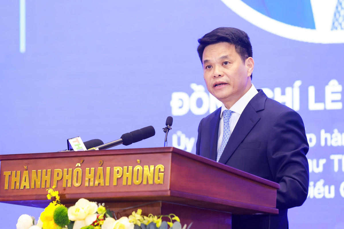 Phát biểu chào mừng, Bí thư Thành uỷ Hải Phòng Lê Ngọc Châu khẳng định trong bối cảnh chuỗi cung ứng toàn cầu đang tái cấu trúc và cạnh tranh giữa các trung tâm logistics ngày càng gay gắt, yêu cầu đặt ra đối với Vùng Đồng bằng sông Hồng không dừng ở việc mở rộng quy mô logistics. Trong đó, Hải Phòng đặt trọng tâm vào kết nối đồng bộ cảng biển, sân bay, đường sắt và các trung tâm logistics; đồng thời thúc đẩy số hóa, tự động hóa và chuyển đổi xanh. Ảnh: PT. 