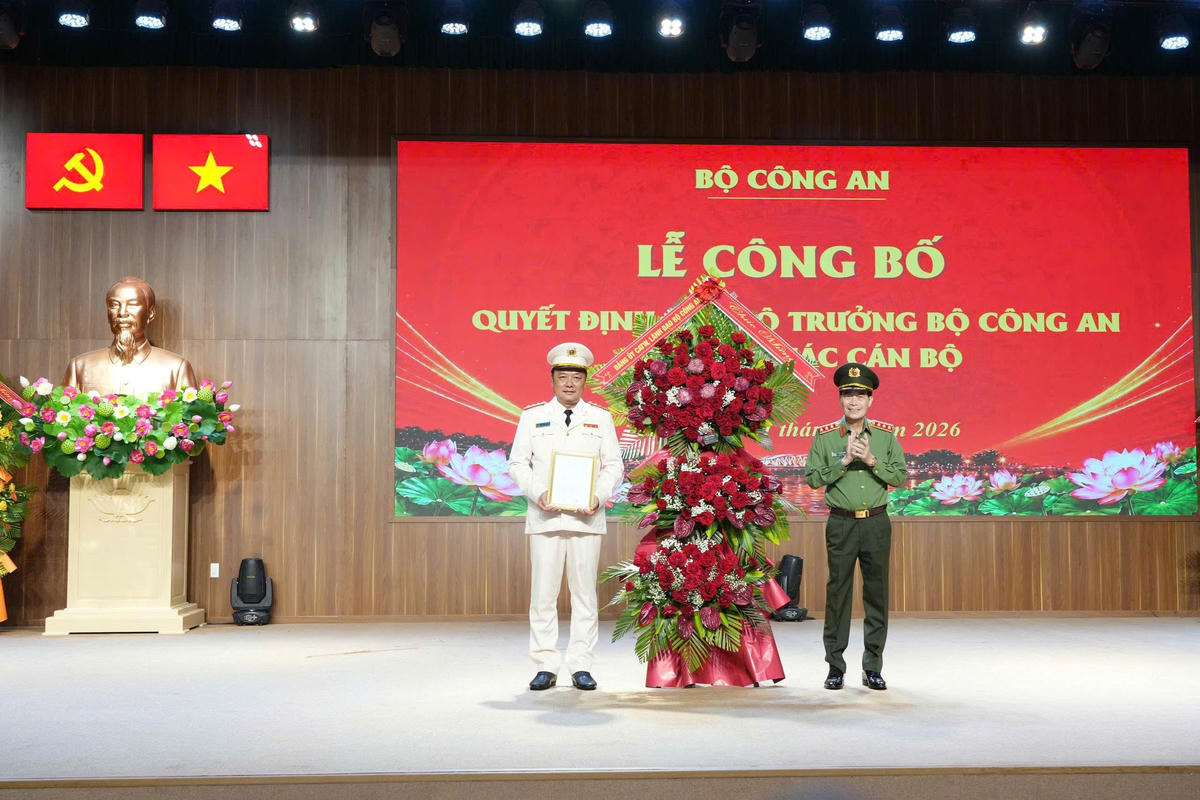 Thượng tướng Lê Quốc Hùng trao quyết định của Bộ trưởng Bộ Công an cho Đại tá Nguyễn Đình Dương. Ảnh: P.B.