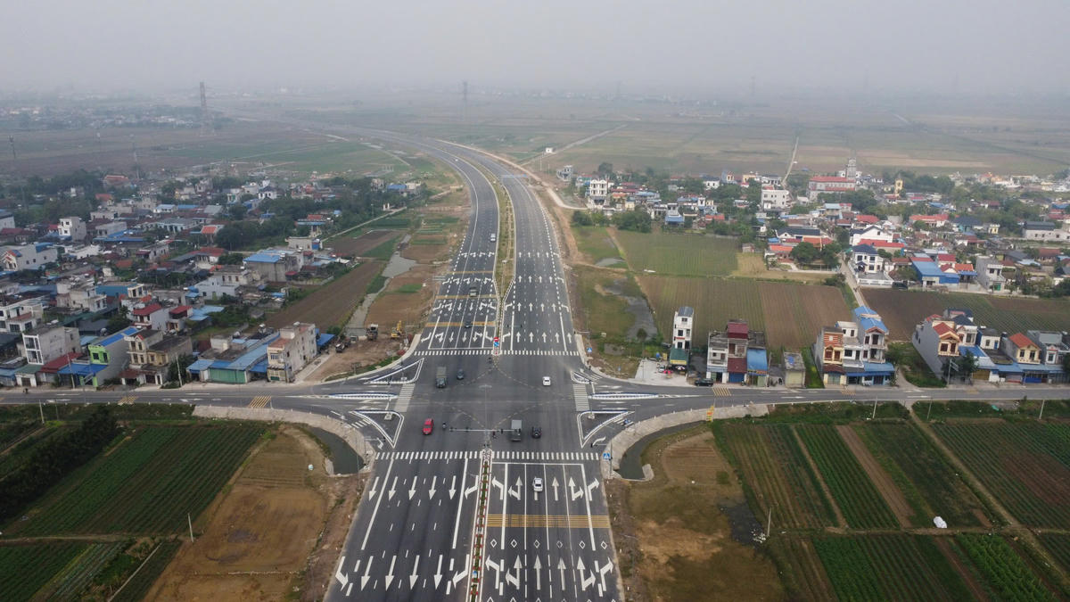 Tuyến đường bộ mới Nam Định - Lạc Quần - Đường ven biển mới được đưa vào khai thác tại Ninh Bình. Ảnh: Nam Dương.
