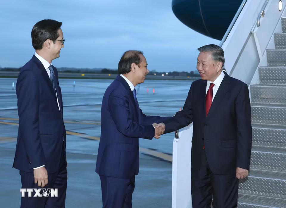 Đại sứ Việt Nam tại Hoa Kỳ Nguyễn Quốc Dũng và Đại sứ Đỗ Hùng Việt, Trưởng Phái đoàn Thường trực Việt Nam tại LHQ đón Tổng Bí thư, Chủ tịch nước Tô Lâm tại sân bay quốc tế John F.Kennedy, thành phố New York. (Ảnh: Thống Nhất/TTXVN)