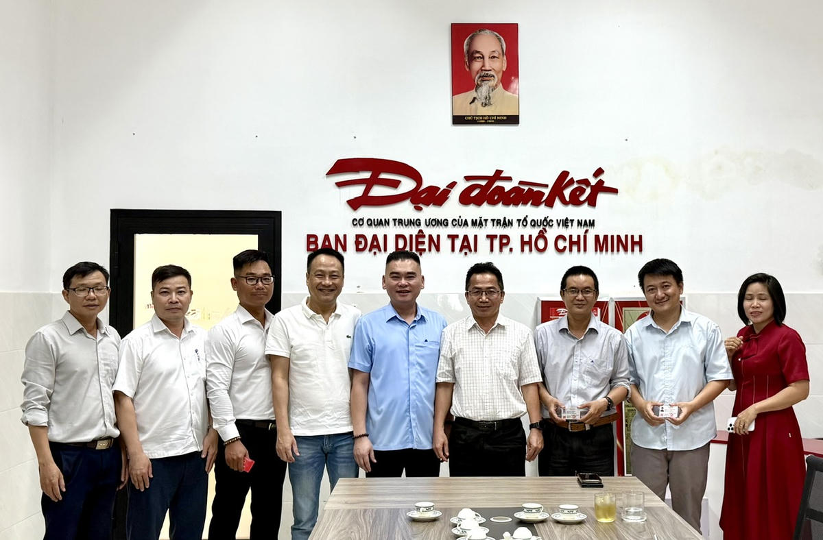 Nhà báo Trần Bảo Trung, Phó Tổng Biên tập Báo Đại đoàn kết trao thẻ nhà báo cho các cán bộ, phóng viên Ban đại diện Báo Đại đoàn kết tại TPHCM. Ảnh: Chí Phúc.