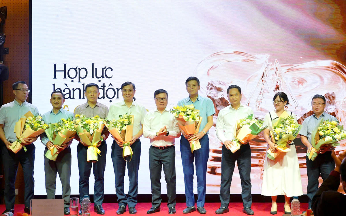 BTC Trao Huy hiệu Hợp lực cho các đơn vị, cá nhân đồng hành cùng Human Act Prize.