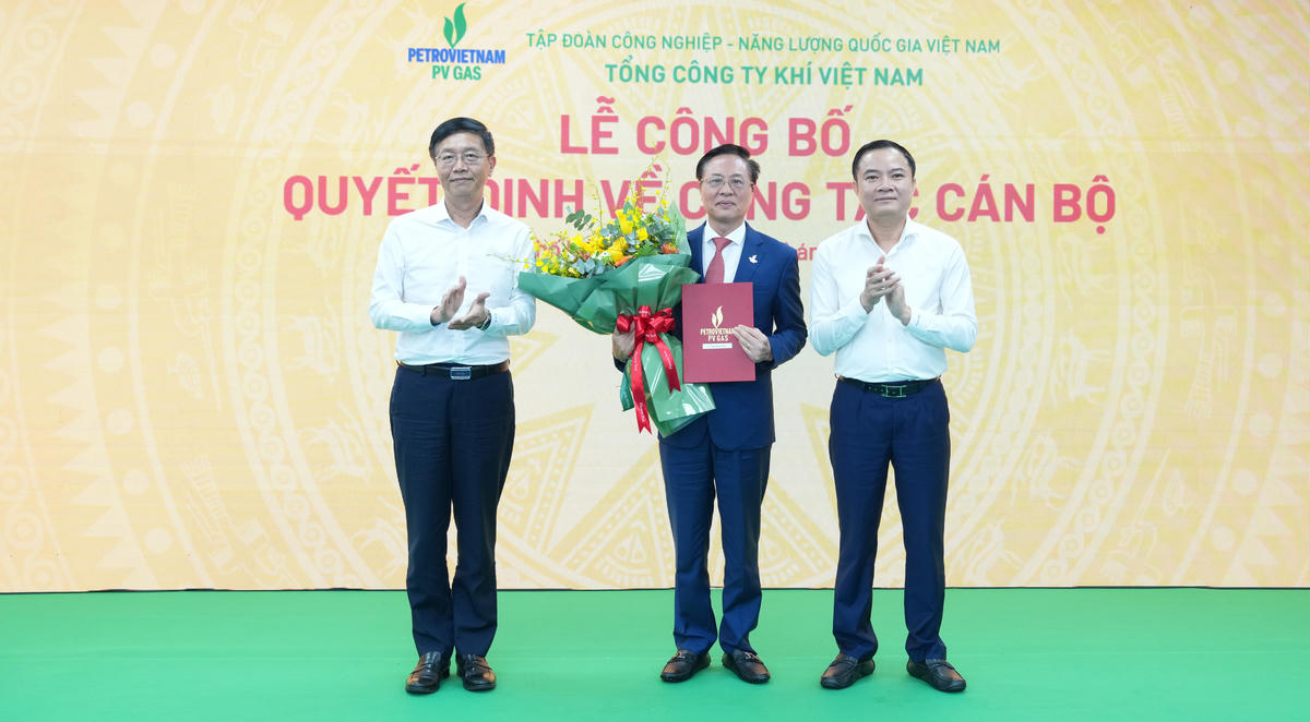 Đồng chí Lê Ngọc Sơn – Bí thư Đảng ủy, Chủ tịch HĐTV Petrovietnam; đồng chí Trần Quang Dũng – Phó Bí thư Đảng ủy Petrovietnam tặng hoa chúc mừng Tân Chủ tịch HĐQT PV GAS&nbsp;