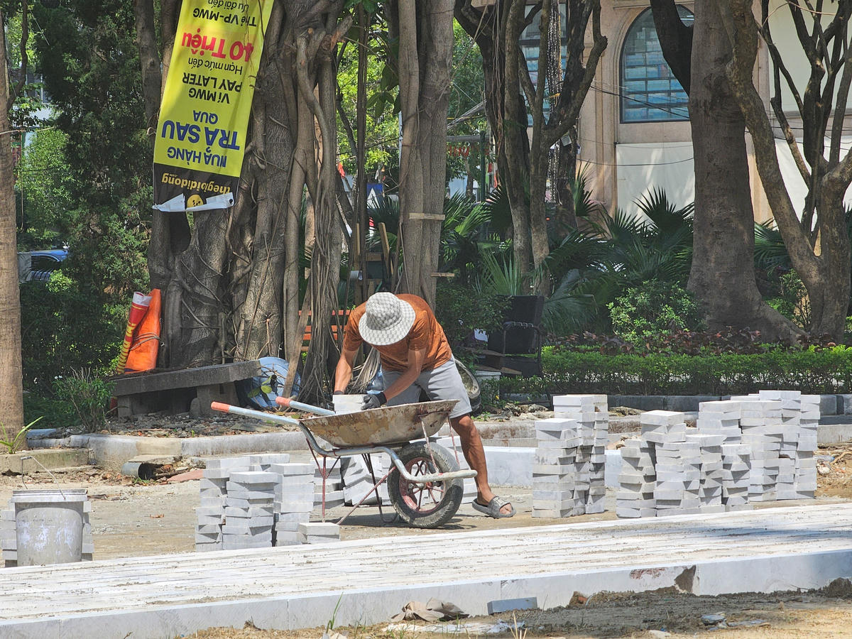 Cùng với việc dọn vệ sinh, khơi thông dòng chảy, vỉa hè tại phường Hạc Thành cũng đang được chỉnh trang tích cực. Ảnh: Đình Minh