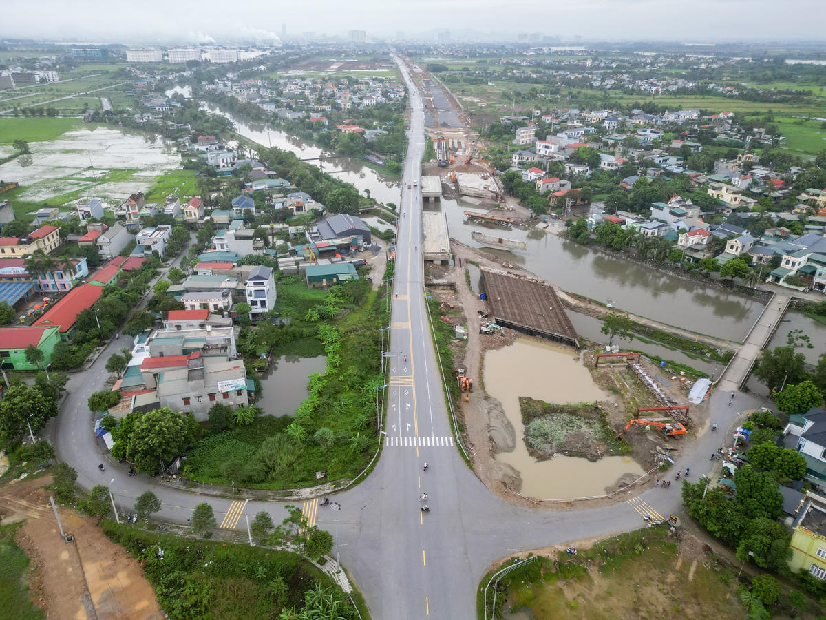 Ông Linh cho biết, đối với việc thi công cầu Thống Nhất, phần mặt cầu đang được triển khai, hiện đạt khoảng 45% khối lượng công việc. Tính chung, dự án trên địa bàn phường Quảng Phú, hiện khối lượng hợp đồng đã đạt hơn 50%, mục tiêu đặt ra là hoàn thành, đưa tuyến đường vào sử dụng trong tháng 3/2027. Ảnh: Đình Minh