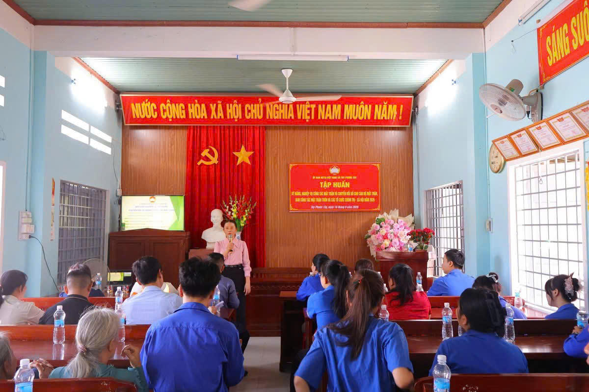 Cán bộ phường Ayun Pa tập huấn nâng cao năng lực cán bộ Mặt trận, Ban Công tác Mặt trận và các tổ chức chính trị, xã hội ở khu dân cư. Ảnh: ĐS.