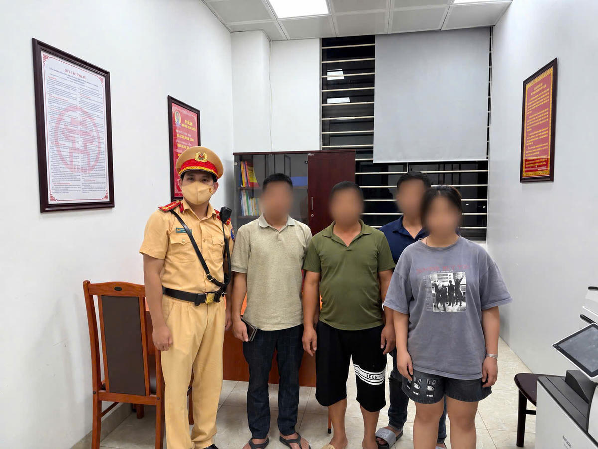 Gia đình anh C.V.M đến đón con sau khi nữ sinh được lực lượng CSGT tìm thấy tại khu vực Bến xe Nước Ngầm.