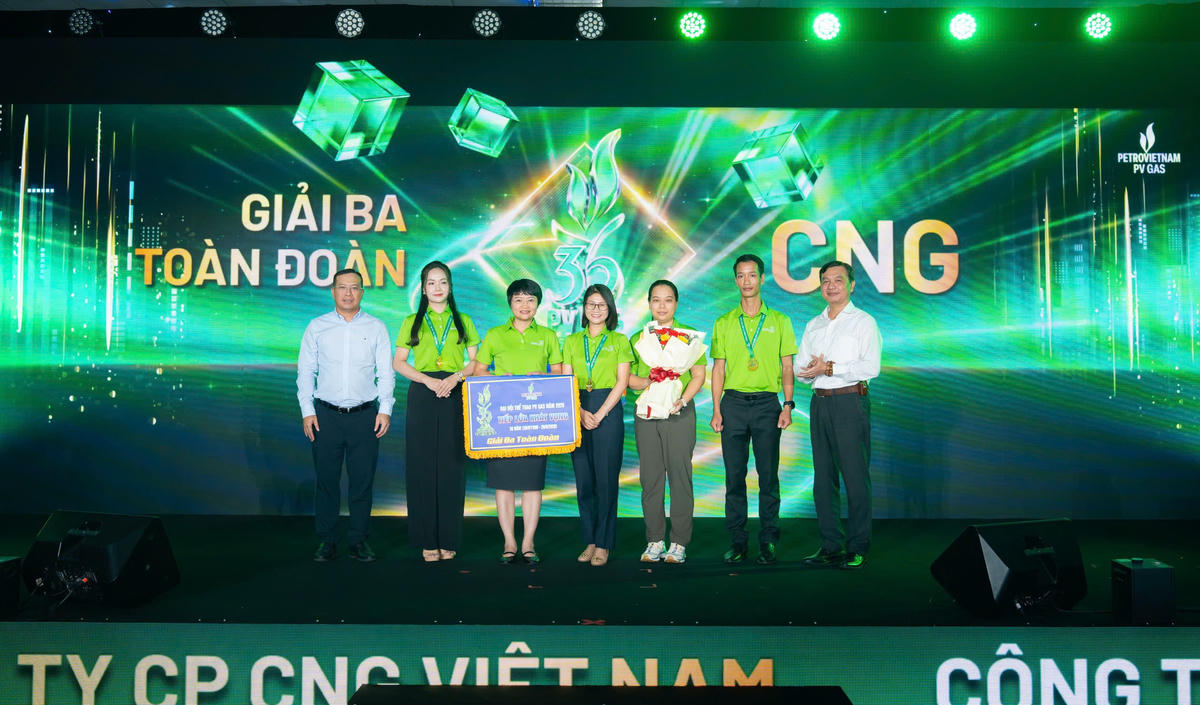 Thành viên HĐQT PV GAS Nguyễn Huy Hoàng và Phó Chủ tịch Công đoàn PV GAS Lê Phước Khôi trao giải Ba toàn đoàn cho PV GAS CNG