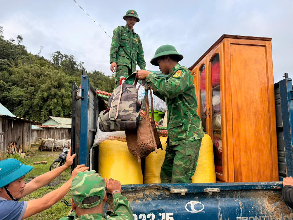 Lực lượng chức năng đang di dời tài sản cho người dân. Ảnh: CV.