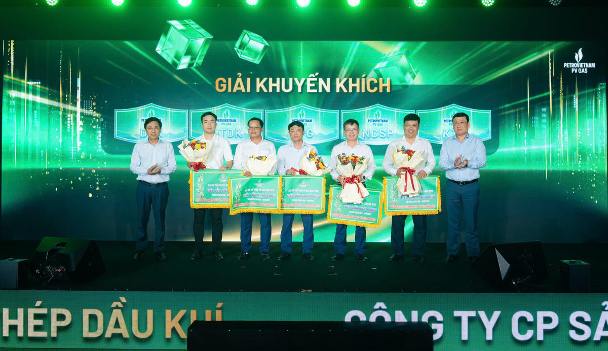 Phó Tổng Giám đốc PV GAS Nguyễn Công Luận và Phó Chủ tịch Công đoàn PV GAS Trịnh Văn Minh trao giải Khuyến khích toàn đoàn cho các đơn vị
