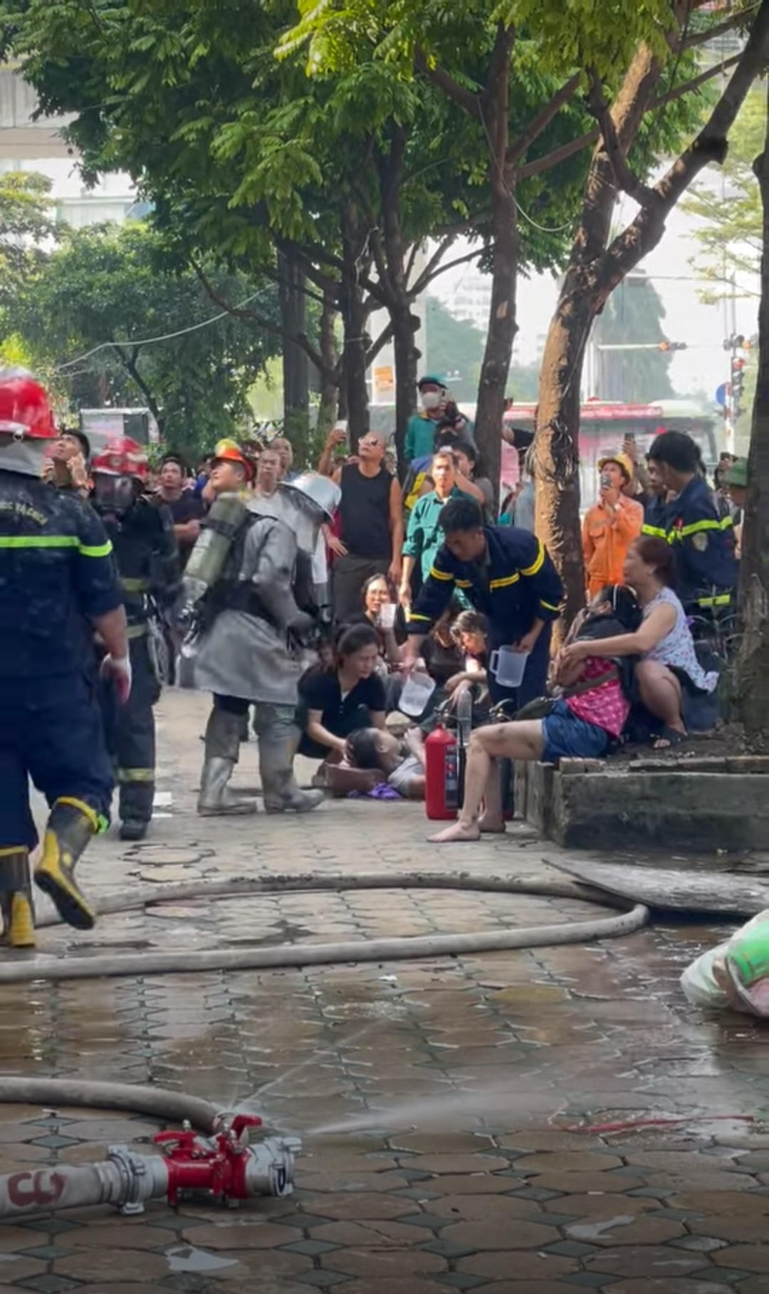 Hà Nội: Cháy nhà trên phố Trần Vỹ, cảnh sát cứu nhiều người mắc kẹt