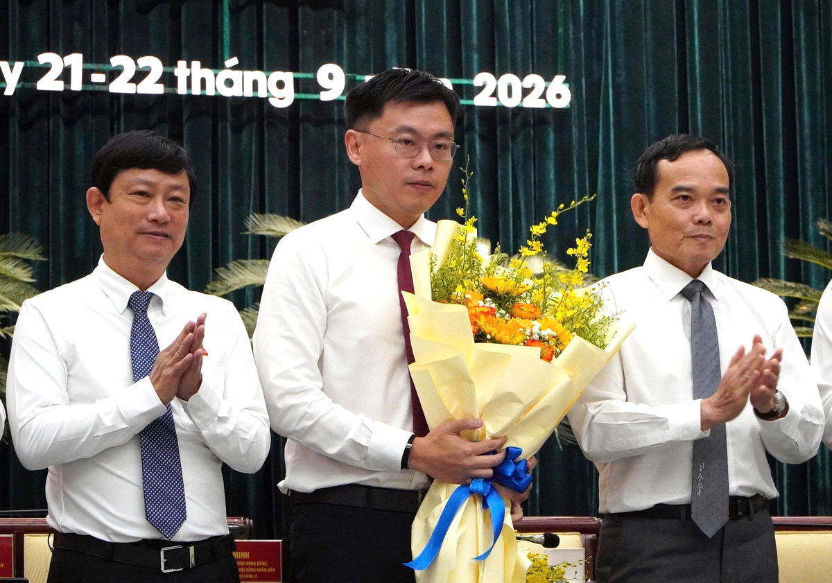 Lãnh đạo TPHCM tặng hoa và chúc mừng ông Trương Minh Huy Vũ. Ảnh: M.H