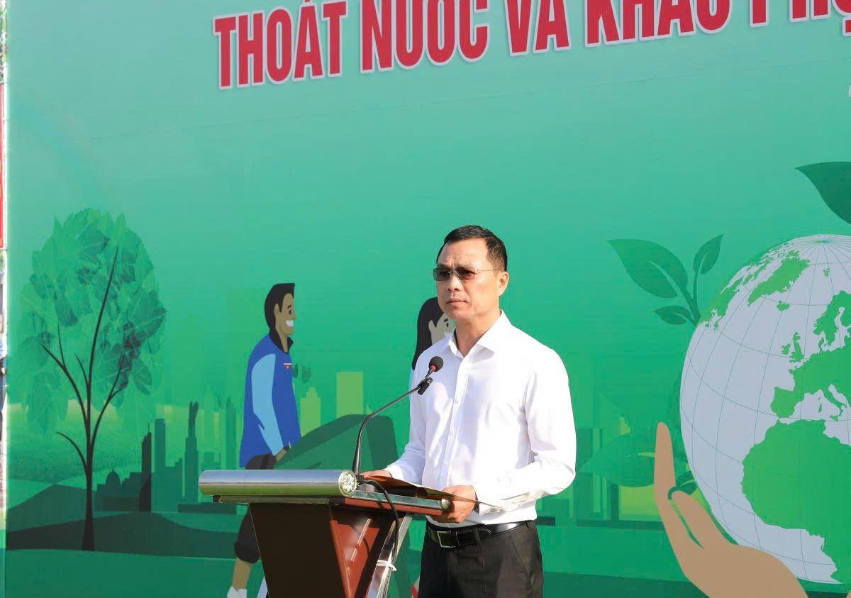 Chủ tịch UBND tỉnh Tô Anh Dũng phát biểu chỉ đạo tại lễ ra quân. Ảnh: Phong Sắc