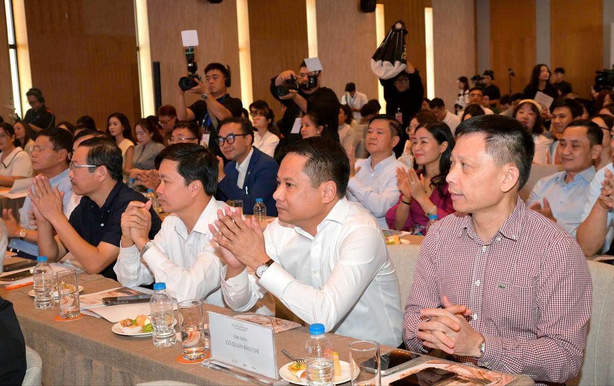 Đại biểu tham dự chương trình.