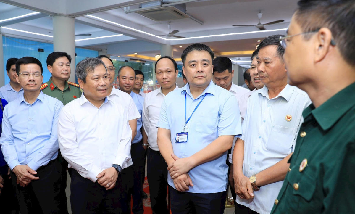 Chủ tịch Hà Nội Nội đã kiểm tra thực tế công tác lấy ý kiến cộng đồng dân cư đối với Điều chỉnh tổng thể quy hoạch phân khu đô thị sông Hồng tại phường Bồ Đề. Ảnh: VT