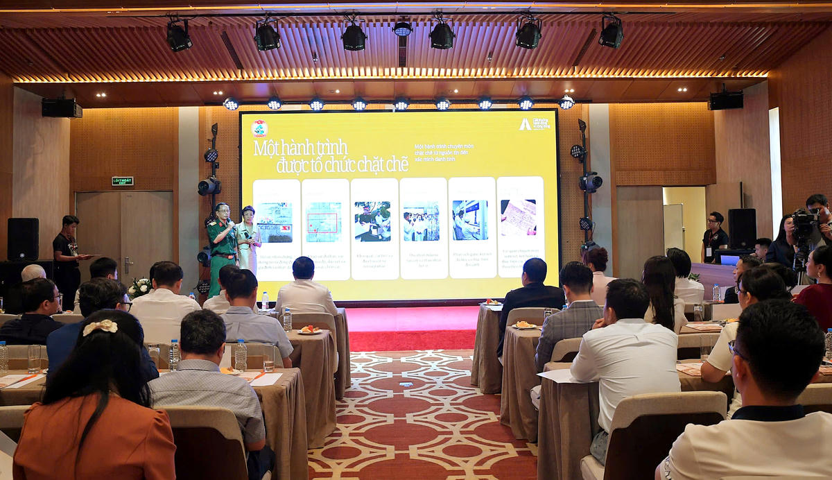 Đại tá Đỗ Nguyên Hoài, Phó Chính ủy Bộ Chỉ huy Quân sự Thành phố Đà Nẵng và bà Trần Mai Anh, Giám đốc Dự án Giải thưởng Hành động vì Cộng đồng, Sáng lập Tổ chức Tác động xã hội - Social Impact chia sẻ về mô hình hợp lực được phát triển từ thực tiễn Dự án Một Vòng Tay Ấm.