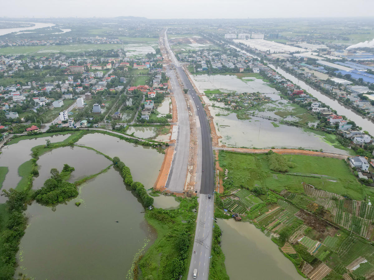 Ngày 13/9/2024, Chủ tịch UBND TP Thanh Hóa (cũ) có quyết định 8019/QĐ-UBND, phê duyệt dự án đại lộ Nam sông Mã giai đoạn 2 với tổng mức đầu tư hơn 1.442 tỷ đồng, chiều dài 5,625km, nâng cấp từ 4 làn xe cơ giới, 2 làn xe thô sơ lên 8 làn xe với bề rộng mặt đường từ 67-70 m. Đến tháng 4/2025, dự án chính thức được khởi công. Ảnh: Đình Minh