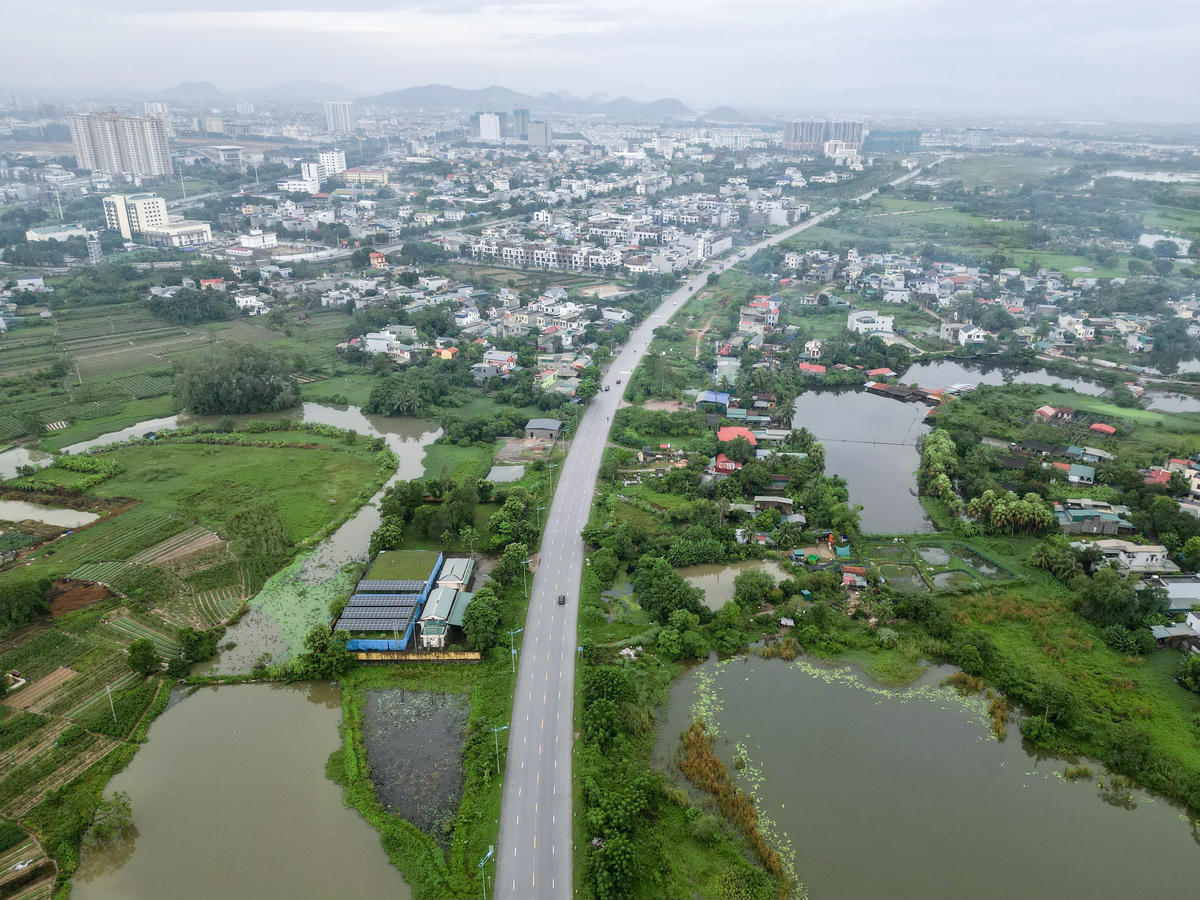 Theo tài liệu cung cấp của Ban quản lý dự án đầu tư xây dựng các công trình dân dụng và công nghiệp tỉnh Thanh Hóa ngày 21/9 cho thấy, ngày 18/8/2006, Chủ tịch UBND tỉnh có quyết định số 2253/QĐ-UBND, phê duyệt dự án đầu tư xây dựng đại lộ Nam sông Mã giai đoạn 1 với chiều dài 14,6km. Năm 2009, dự án được khởi công, với điểm đầu tại nút giao Nam Ngạn, TP Thanh Hóa cũ (nay thuộc phường Hàm Rồng), điểm cuối nối đường Trần Nhân Tông, TP Sầm Sơn (nay thuộc phường Sầm Sơn). Đến năm 2016, dự án hoàn thành, bàn giao và đưa vào khai thác. Ảnh: Đình Minh