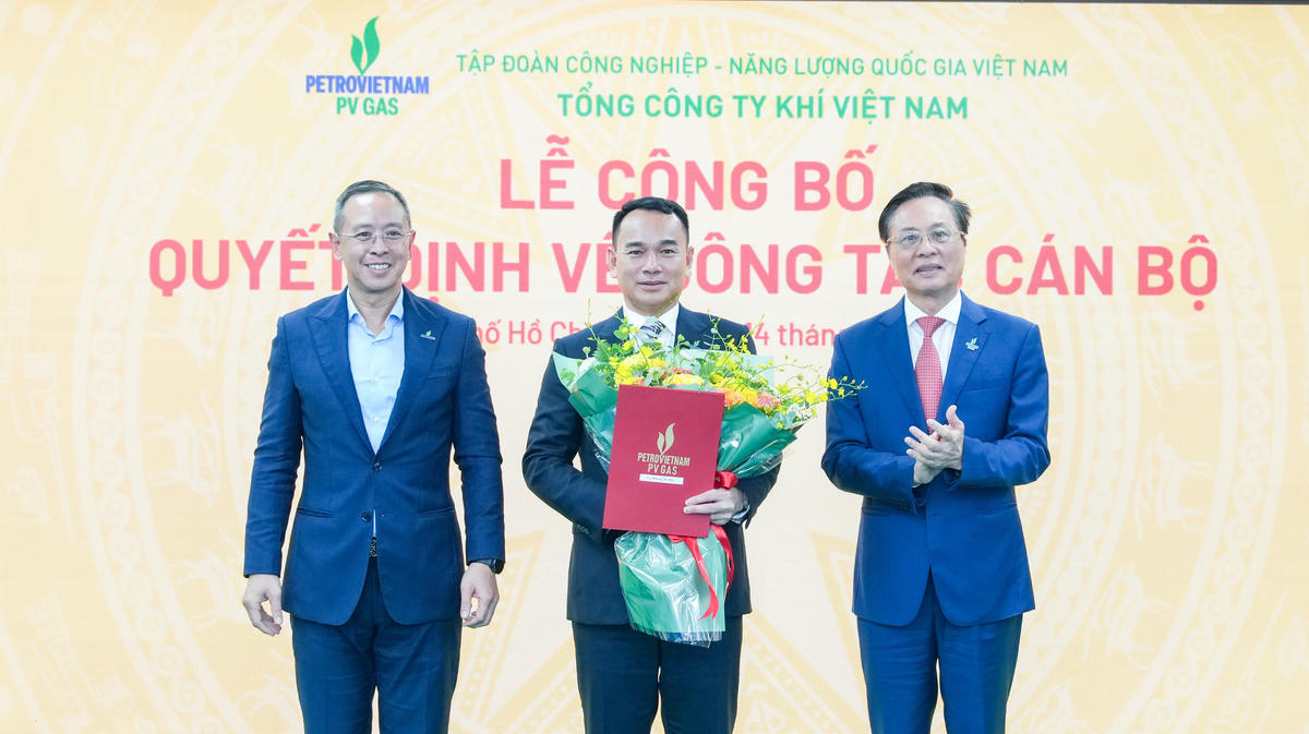 Thành viên HĐTV Petrovietnam Trần Bình Minh và Chủ tịch HĐQT PV GAS Bùi Minh Tiến tặng hoa chúc mừng Tân TGĐ PV GAS Dương Trí Hội&nbsp;
