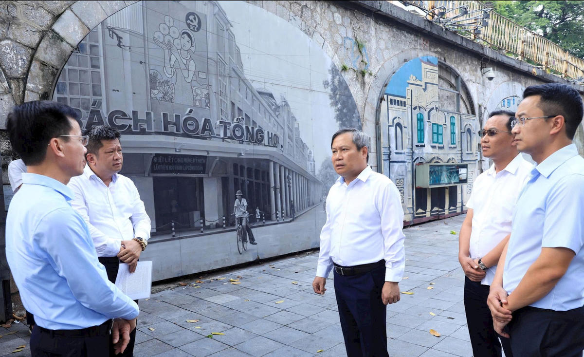 Chủ tịch Hà Nội cùng đoàn công tác của thành phố đến kiểm tra thực địa khu vực 131 vòm cầu đường sắt. Ảnh: VT