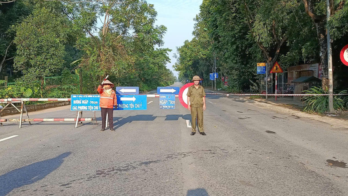 Nước ngập sâu khiến đoạn đường bị ngập sâu không bảo đảm an toàn lưu thông, phương tiện được tổ chức phân luồng sang các tuyến thay thế. Ảnh minh hoạ.