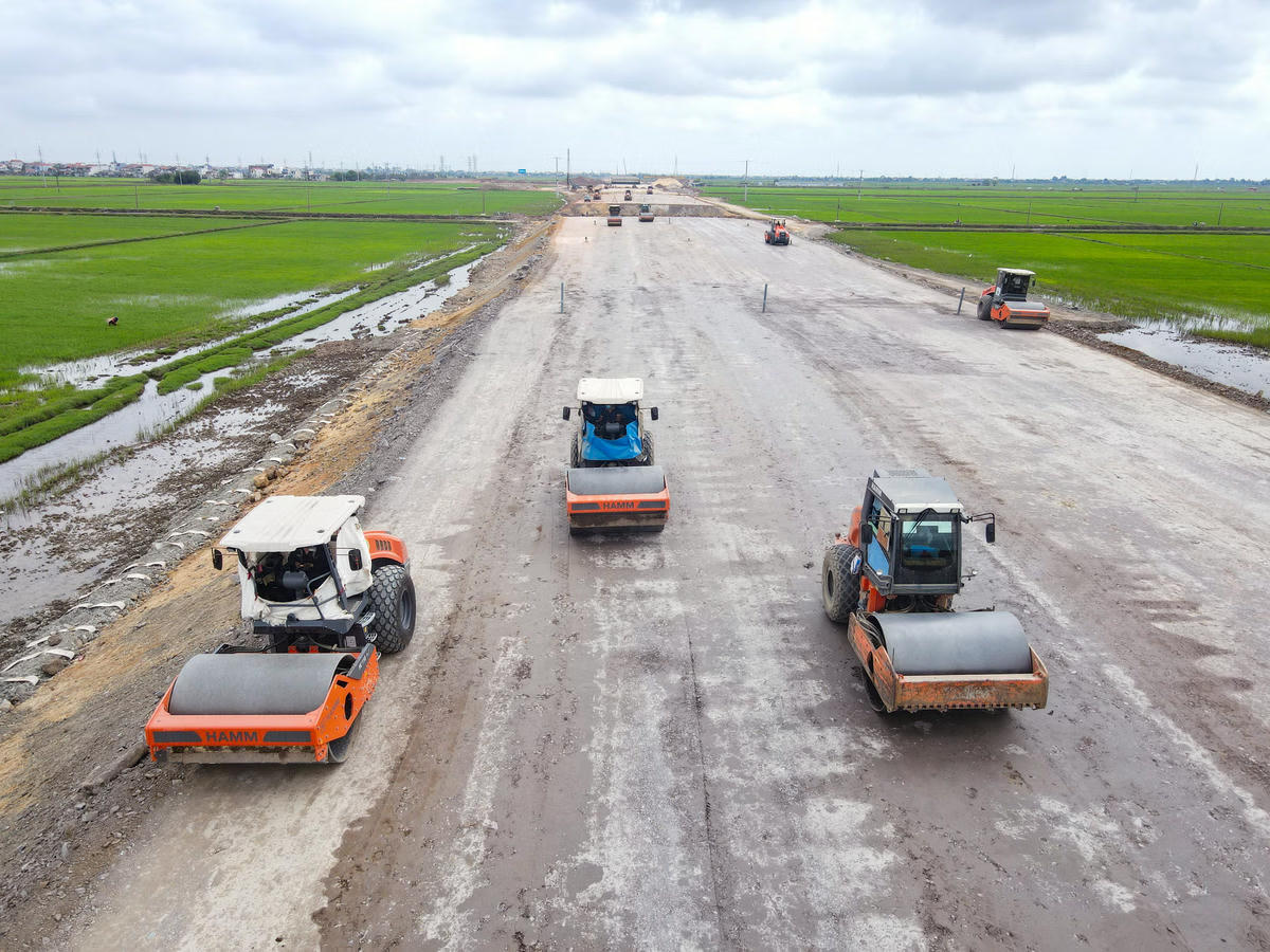 Thi công tuyến cao tốc Ninh Bình - Hải Phòng, đoạn qua địa bàn Ninh Bình. Ảnh: Đình Minh