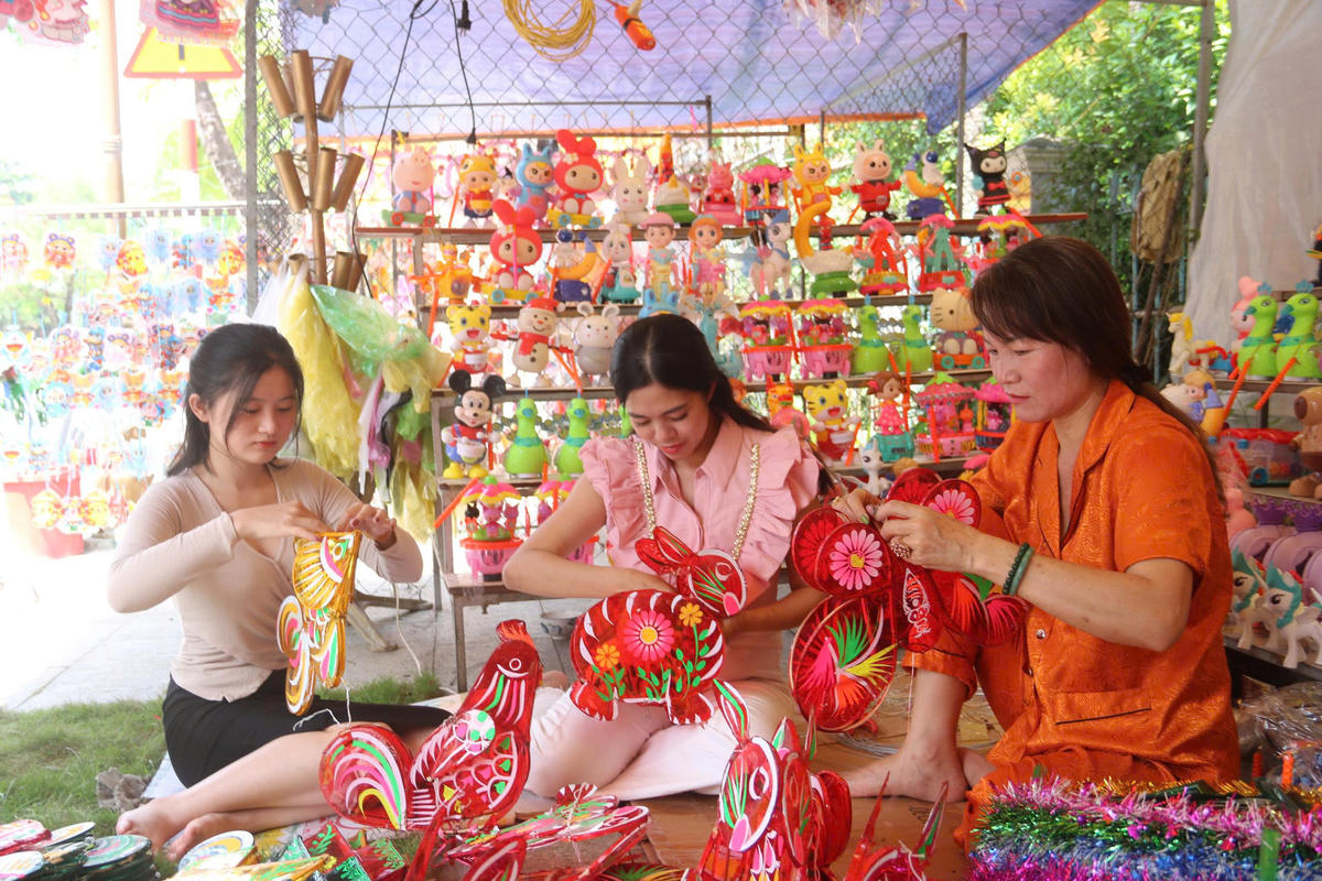 Để làm ra một chiếc lồng đèn truyền thống phải trải qua nhiều công đoạn. Ảnh: Nguyên Du
