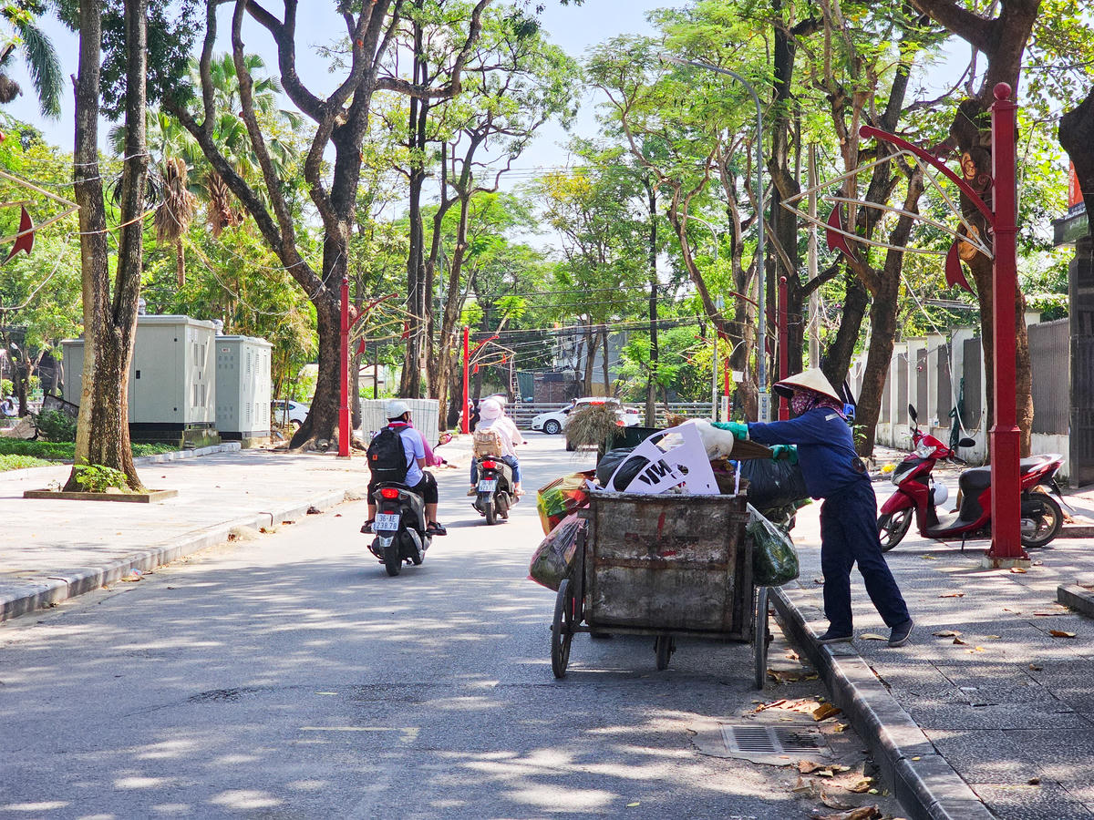 Công nhân thu gom rác thải tại đường Lý Nhân Tông (gần khu vực Hồ Thành) sau lễ ra quân. Ảnh: Đình Minh
