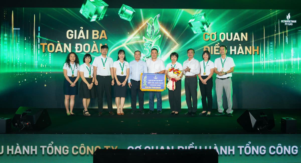 Thành viên HĐQT PV GAS Nguyễn Huy Hoàng và Phó Chủ tịch Công đoàn PV GAS Lê Phước Khôi trao giải Ba toàn đoàn cho CQĐH Tổng công ty