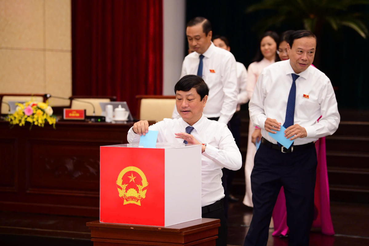 Đại biểu HĐND bỏ phiếu bầu bổ sung Phó Chủ tịch UBND TPHCM. Ảnh: Q.Đ