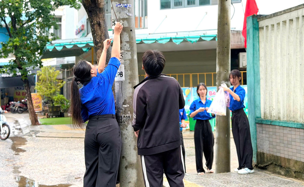 Đoàn viên, thanh niên trên địa bàn TP Đà Nẵng ra quân dọn vệ sinh tại các tuyến đường. Ảnh: TĐ.