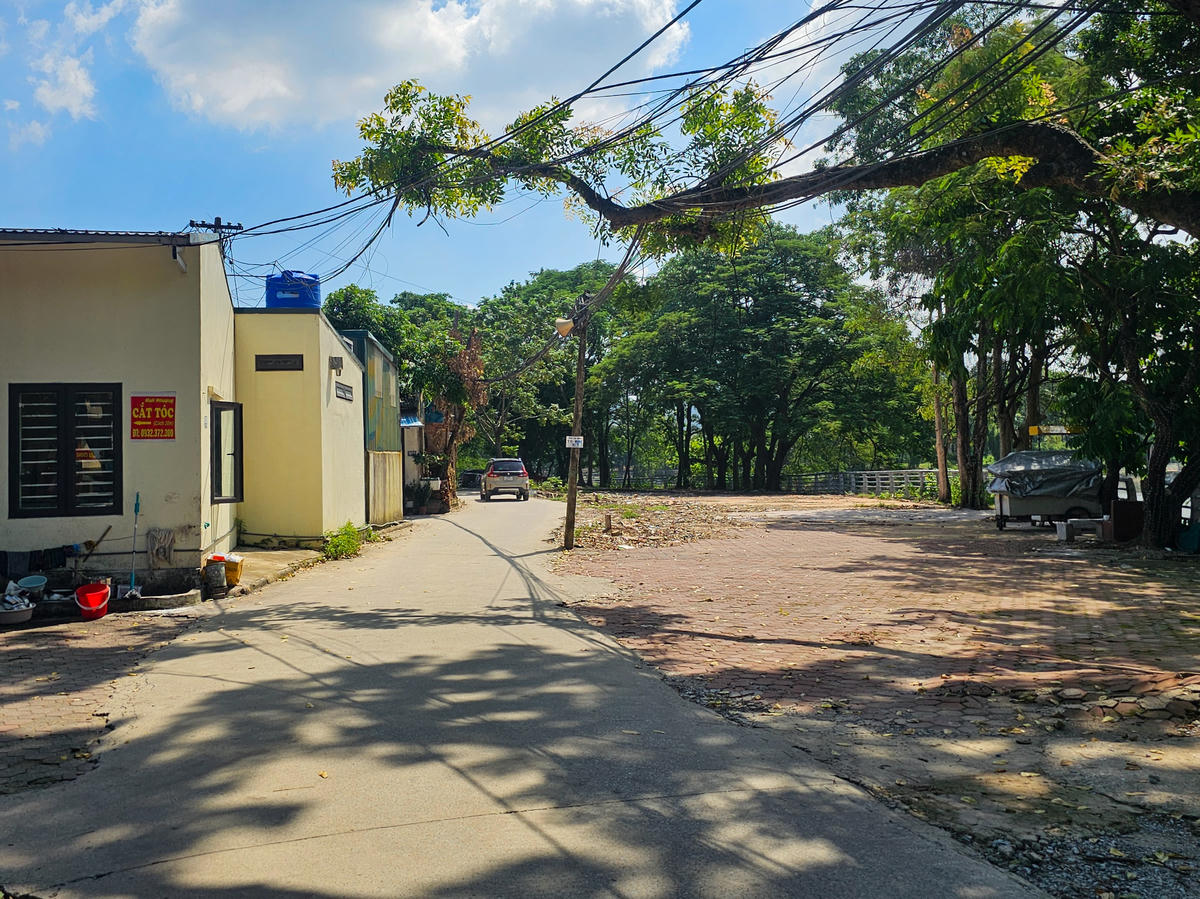Ven khu vực Hồ Thành được dọn dẹp sạch sẽ, tạo không gian thoáng mát cho người đi bộ và các phương tiện lưu thông. Ảnh: Đình Minh