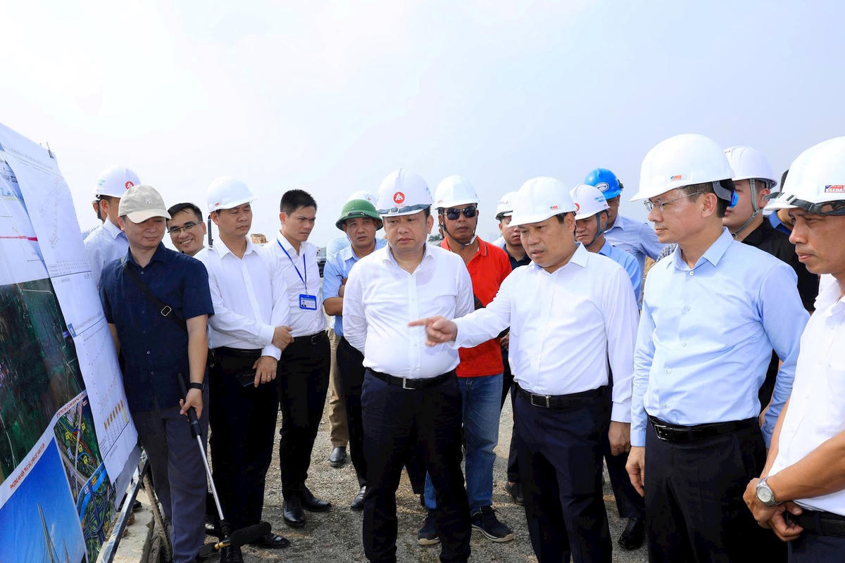 Chủ tịch Hà Nội Vũ Đại Thắng cùng đoàn công tác kiểm tra thực địa tại Dự án đầu tư xây dựng cầu Tứ Liên và đường hai đầu cầu. Ảnh: VT