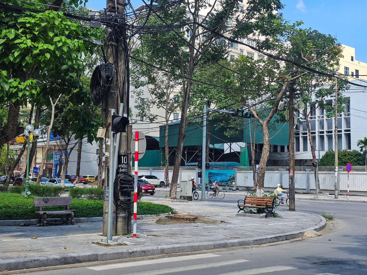 Vỉa hè, lòng đường tại phường Hạc Thành đã thông thoáng, sạch sẽ hơn sau nhiều đợt ra quân. Ảnh chụp sáng 21/9 tại khu vực ngã 4 đường Hạc Thành giao đường Triệu Quốc Đạt. Ảnh: Đình Minh