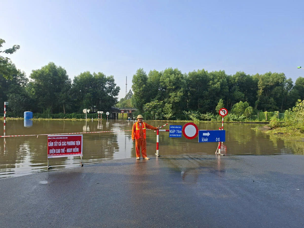 Đại lộ Thăng Long đoạn qua khu vực Hạ Bằng và Hòa Lạc ngập sâu 0,7-1m, các phương tiện được yêu cầu cấm lưu thông qua khu vực ngập để bảo đảm an toàn.