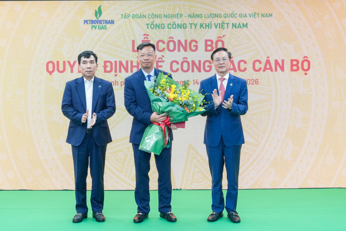Phó TGĐ Petrovietnam Lê Xuân Huyên và Chủ tịch HĐQT PV GAS Bùi Minh Tiến tặng hoa chúc mừng Thành viên HĐQT PV GAS Nguyễn Tuấn Anh