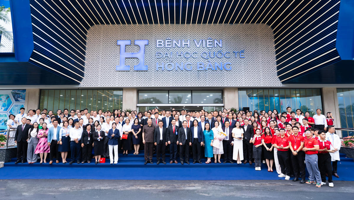 Lãnh đạo Tập đoàn Nguyễn Hoàng, Trường Đại học Quốc tế Hồng Bàng và Bệnh viện Đại học Quốc tế Hồng Bàng cùng đội ngũ bác sĩ, CBNV đón tiếp Phó Thủ tướng Chính phủ Lê Tiến Châu cùng đoàn công tác tại bệnh viện. Ảnh: BVCC