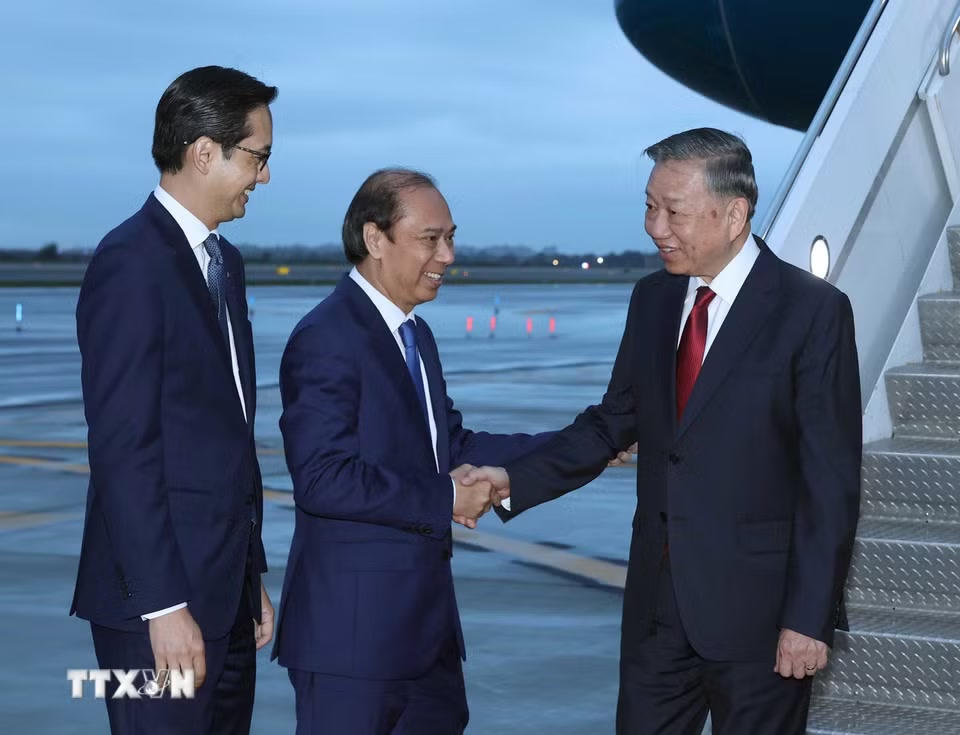 Đại sứ Việt Nam tại Hoa Kỳ Nguyễn Quốc Dũng và Đại sứ Đỗ Hùng Việt, Trưởng Phái đoàn Thường trực Việt Nam tại LHQ đón Tổng Bí thư, Chủ tịch nước Tô Lâm tại sân bay quốc tế John F.Kennedy, thành phố New York. (Ảnh: Thống Nhất/TTXVN)