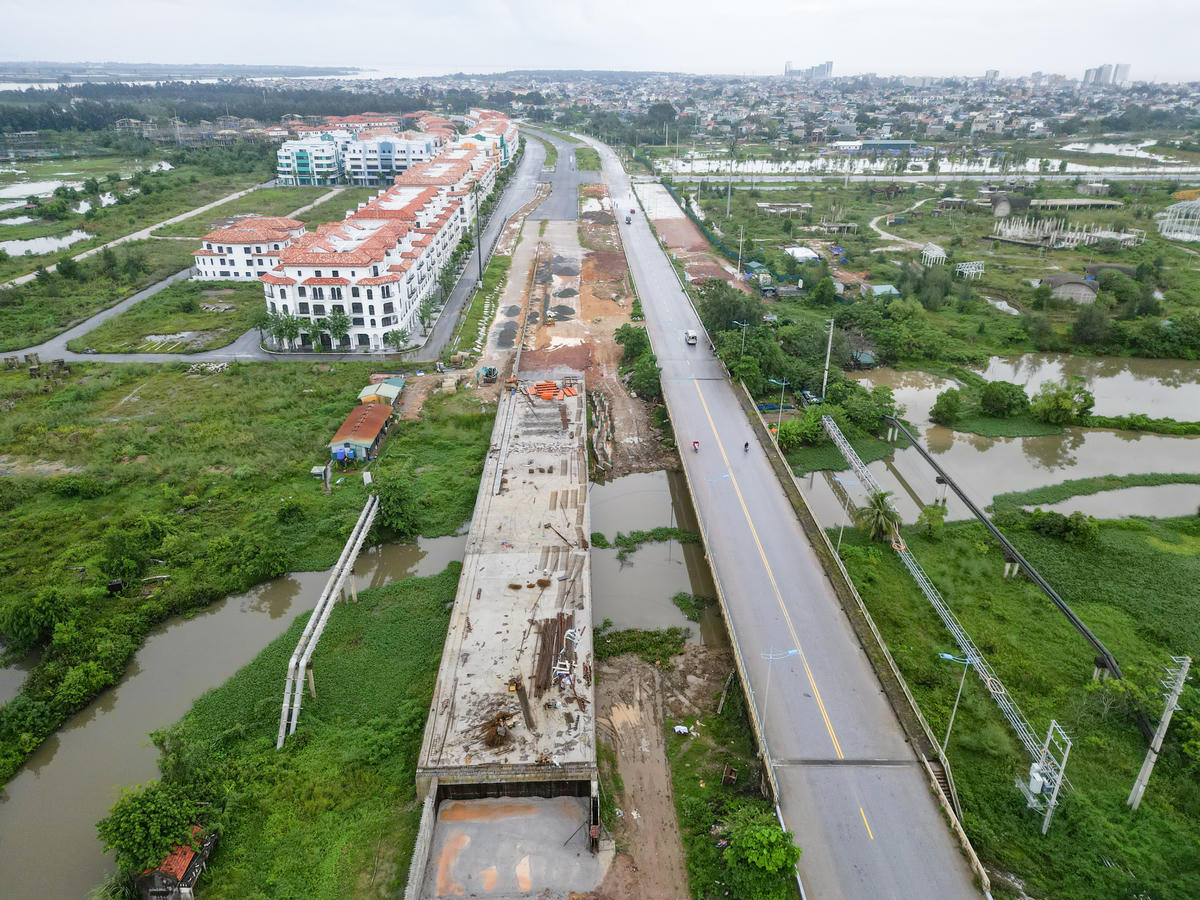Đối với cây cầu bắc qua sông Đơ (phường Sầm Sơn) có chiều dài 109m, ông Long cho biết, hiện đã thi công đạt 60% giá trị hợp đồng. Ảnh: Đình Minh