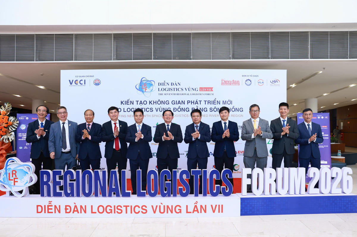 Phó Thủ tướng Hồ Quốc Dũng chụp ảnh lưu niệm cùng lãnh đạo TP Hải Phòng, đại diện Hiệp hội doanh nghiệp dịch vụ Logistics Việt Nam, Hiệp hội Logistics Hải Phòng. Ảnh: PT. 