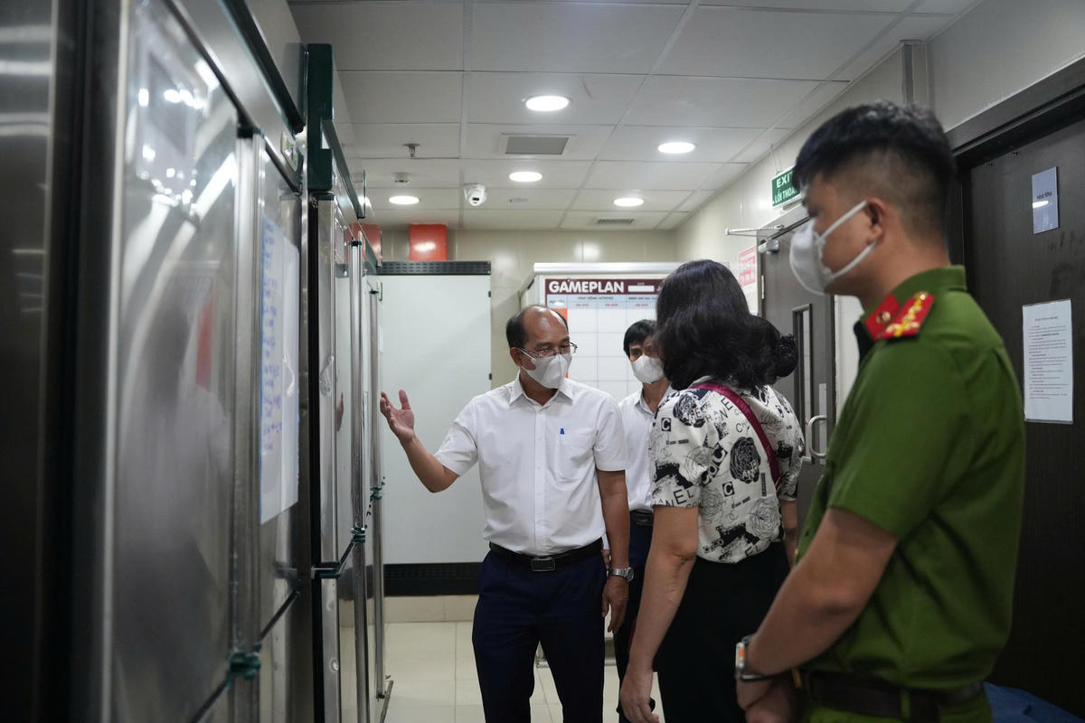 Kiểm tra không gian bảo quản, chế biến thực phẩm tại đơn vị kinh doanh dịch vụ ăn uống. Ảnh: TH.