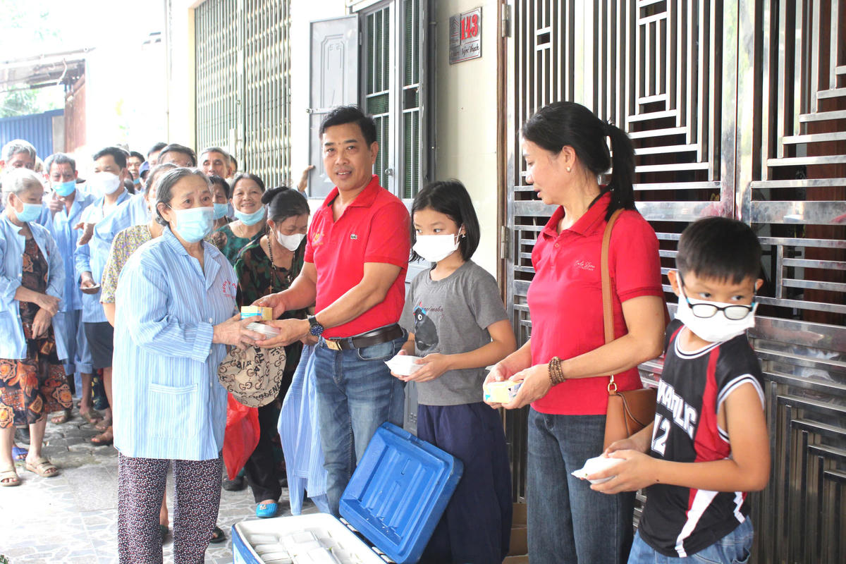 Ông&nbsp;Nguyễn Hồng Sơn và các thành viên của Bếp cơm từ thiện số 4 đường 10 trong lần phát cơm cho các bệnh nhân và người nhà tại Bệnh viện Phổi Nam Định. Ảnh: Duy Hưng.