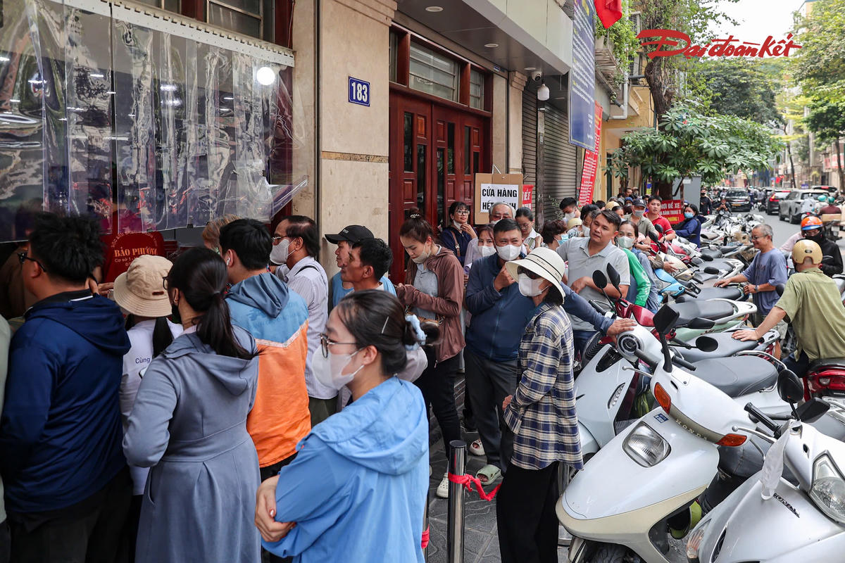 Chiều 22/9, trước một cửa hàng bánh Trung thu truyền thống trên phố Thụy Khuê, phường Tây Hồ, Hà Nội, dòng người xếp hàng kéo dài. Nhiều khách phải chờ hàng giờ giữa thời tiết nắng nóng để đến lượt mua bánh.