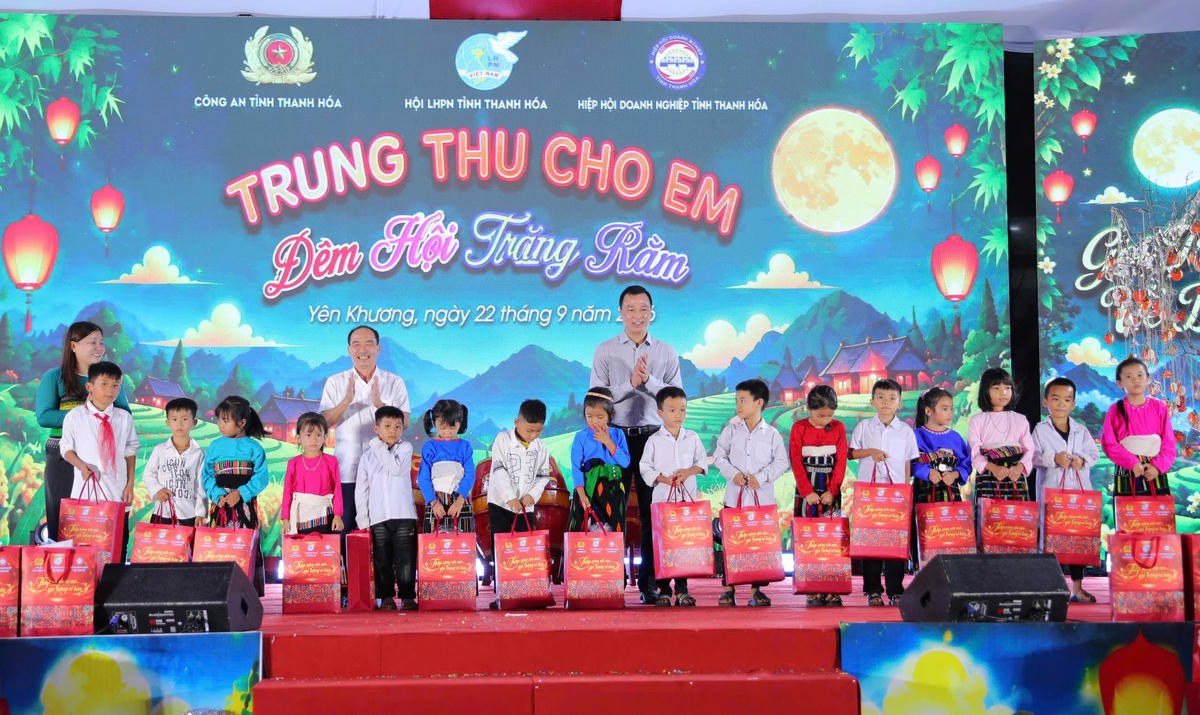 Chủ tịch UBND tỉnh Tô Anh Dũng và Phó Chủ tịch HĐND tỉnh Lê Tiến Lam trao quà cho các em học sinh Yên Khương. Ảnh: Phong Sắc