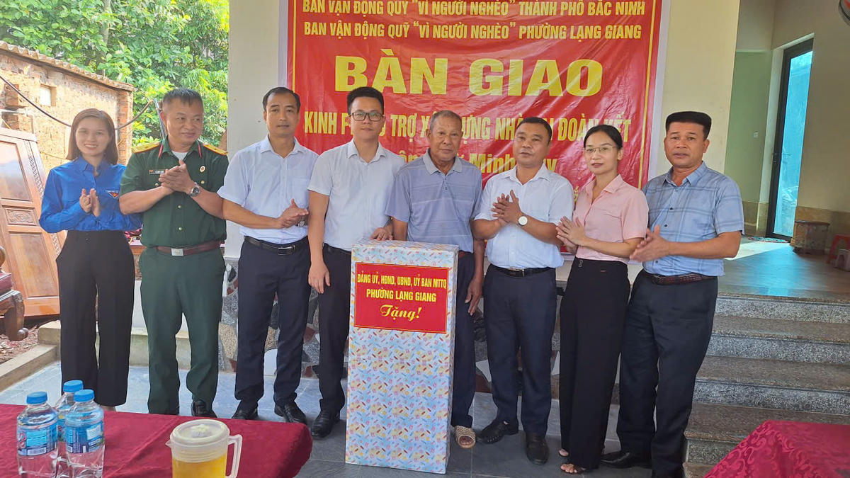 Đại diện cấp uỷ, chính quyền, MTTQ và các đoàn thể thôn tặng quà cho gia đình ông Từ Minh Huy.