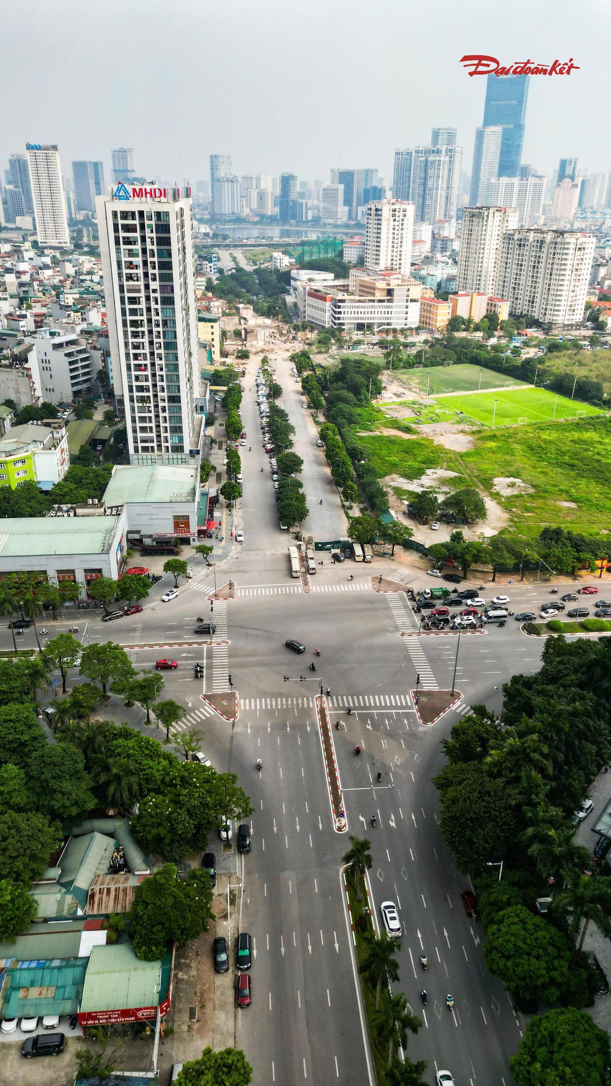 Dự án đường nối Phạm Hùng - Lê Đức Thọ có chiều dài khoảng 1,12 km, được khởi công từ năm 2017. Tuyến đường có vai trò kết nối hai trục giao thông lớn của khu vực phía Tây Hà Nội. Tuy nhiên, sau nhiều năm triển khai, dự án vẫn chưa thể hoàn thành do vướng mắc trong công tác giải phóng mặt bằng, đặc biệt tại khu vực ngõ 252 Mỹ Đình.